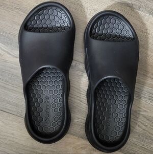 Columbia Black Unisex Slide Sandals - Textured Footbed. Men Size 7/Women Size 9